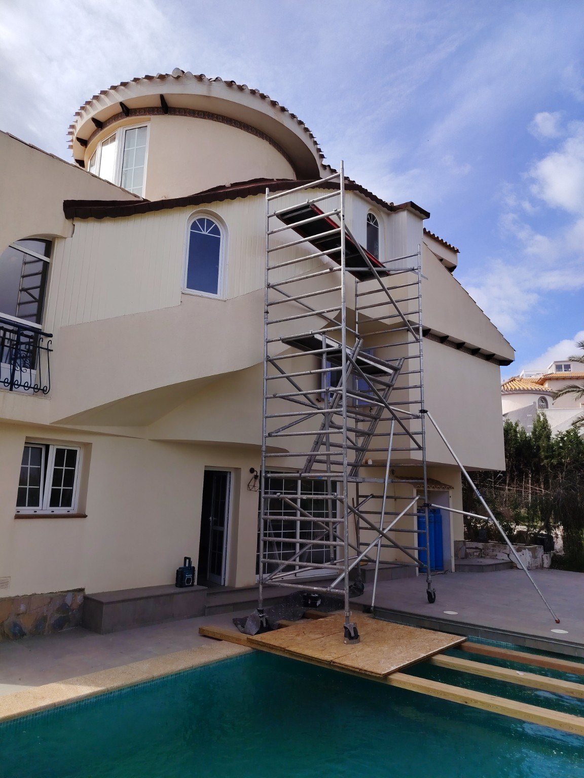 Schilderwerk aan een villa aan de Costa Blanca, met steiger boven het zwembad